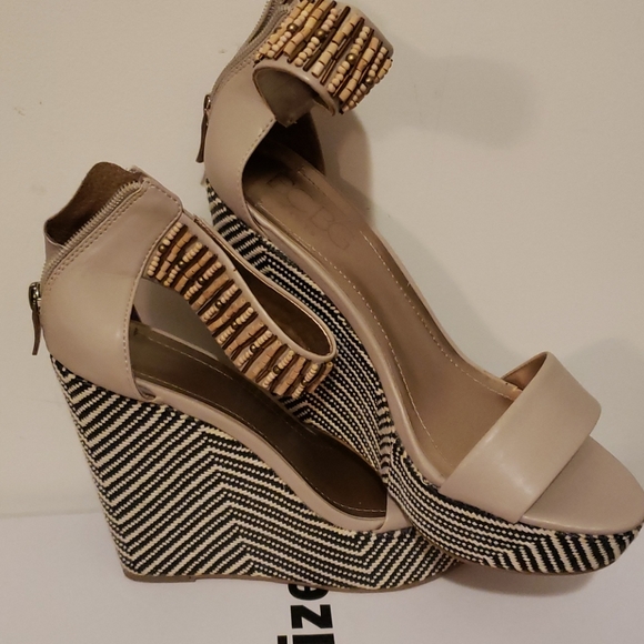 BCBG beaded espadrille wedge heel 5.5 inches - Picture 2 of 4
